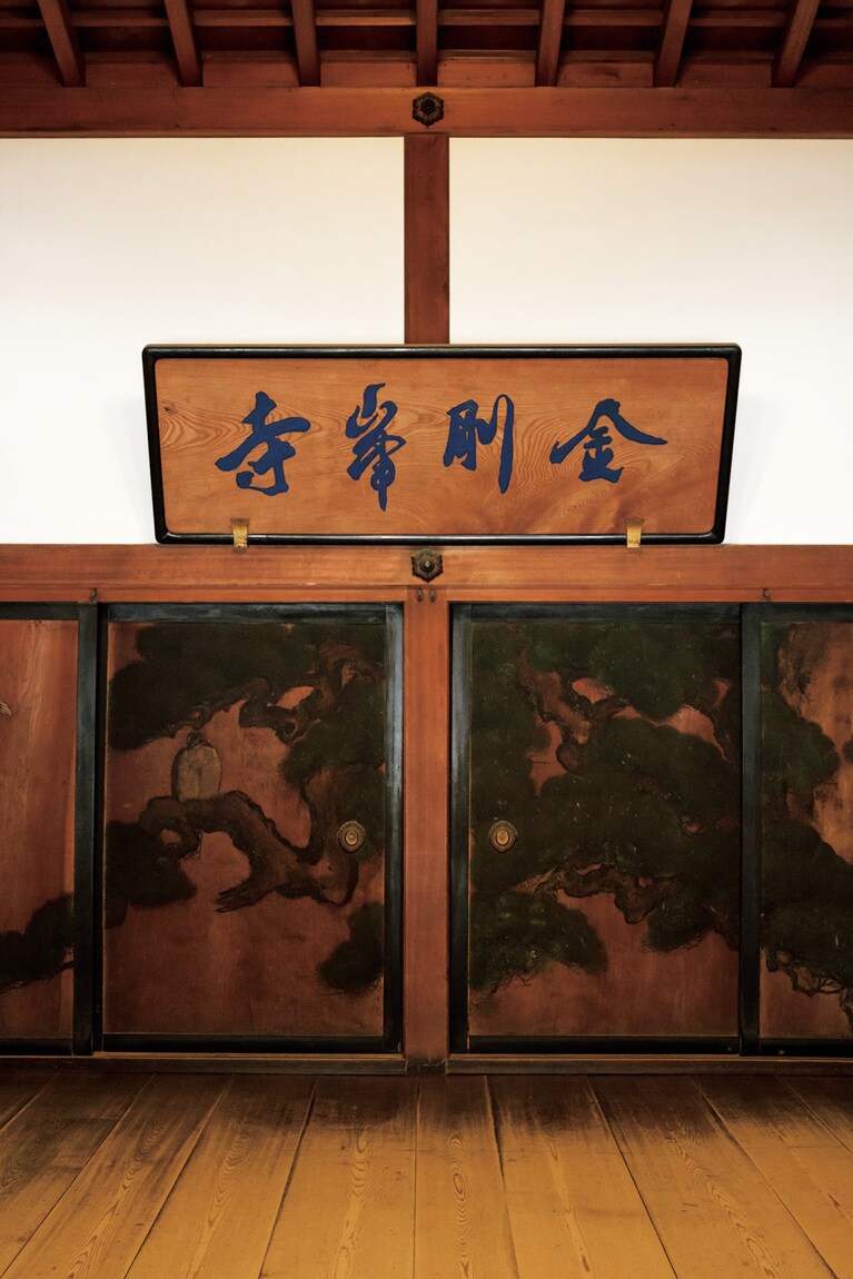 大玄関・中門。襖絵は狩野探齋の筆とされる。