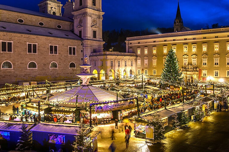 クリスマス・マーケットもこの時期の楽しみ。クリスマス関連の小物がならぶお店を見て回るだけでウキウキしてくる不思議。