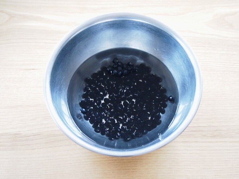 黒豆をさっと洗い、水に一晩浸ける。