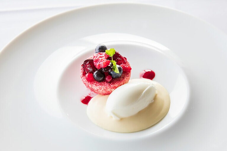 デザートの「ホワイトチョコレートのスープ フリュイ・ルージュと共に」。ベリーで彩られたマスカルポーネのムースも美しい。