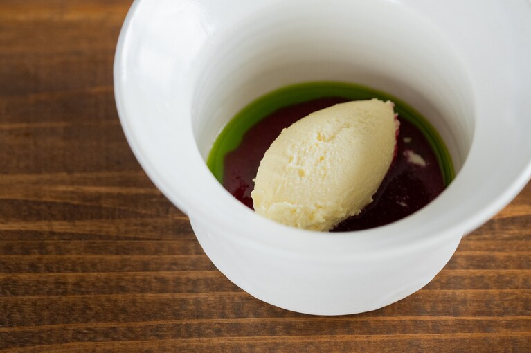 9品目の「熊アイス」。「越後姫」という新潟の苺と地元のビーツを合わせた赤いソースとグリーンの榧（カヤ）の葉のオイルでデザートに。