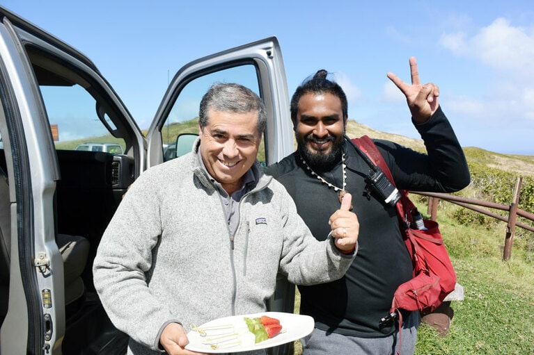 名所をいかにドラマティックに見せるかを追求するエクスプローラ ラパヌイのガイドとドライバーさん。