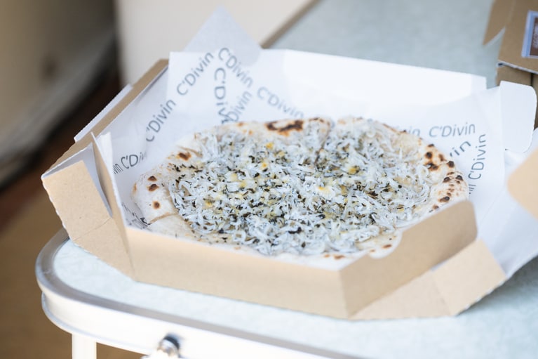 湘南しらすをたっぷりトッピングした「しらすピッツァ」1,200円。