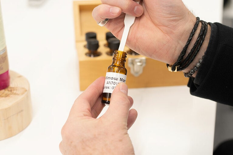 懐かしい記憶をもとに自身でブレンドした特別な香り。こうして様々なブレンドを作ると、配合によって微妙に異なる印象になるのが面白いという。