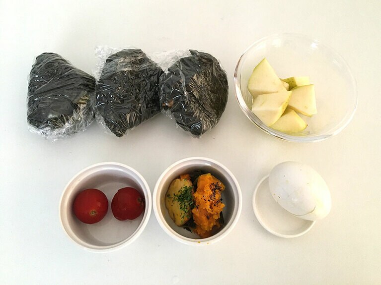 おにぎりとおかず。ヘルシーなのでカロリー計算はしなくてもOK。