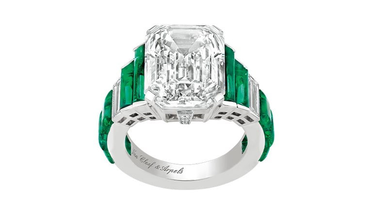 「ピエール ド カラクテール」コレクションより、10.07カラットの最高級のエメラルドカットダイヤモンドが煌めく「ナディーン」リング（参考商品）。