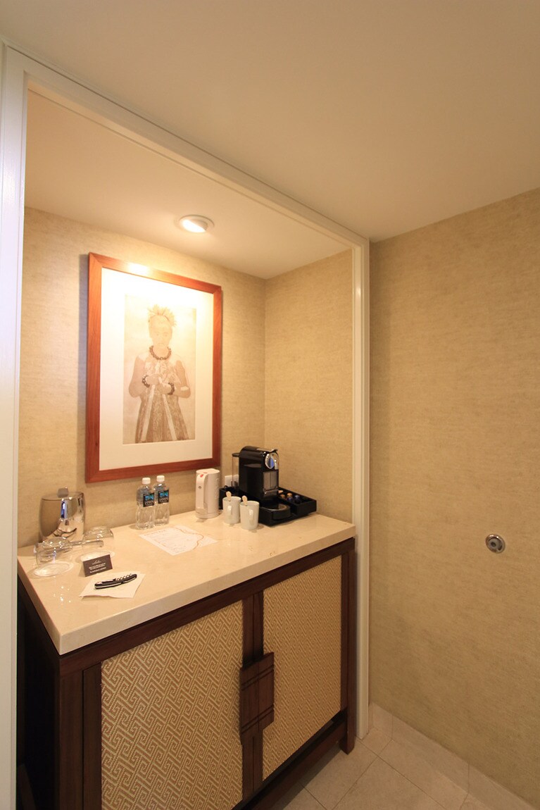 オーシャンフロントルームのドアを開けるとすぐにミニバーがある。いつでもフレッシュなコーヒーを淹れることができる。