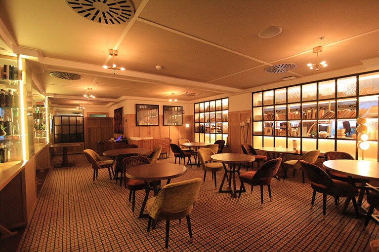 中2階のバー。かつてはスウェーデン人コミュニティの憩いの場となっていた。今は地元や世界中からやってくる人々でにぎわう。