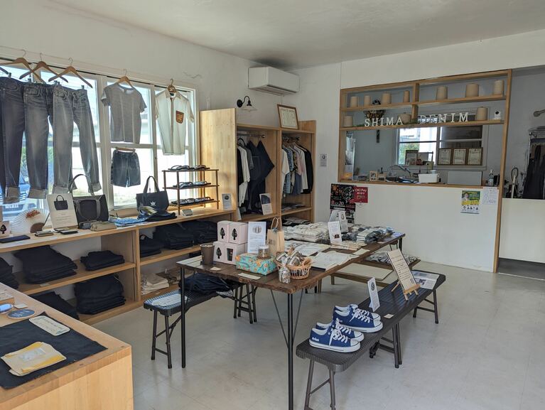 「SHIMA DENIM WORKS」の店内。デニムからかりゆしウェアまで、さまざまなラインナップが並ぶ。提供写真。