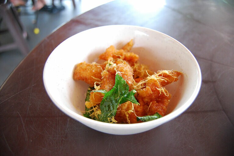 揚げ魚を卵黄やバターで味つけした「バターフィッシュ」。カレーリーフの香りに、バターのコクがやみつきに。