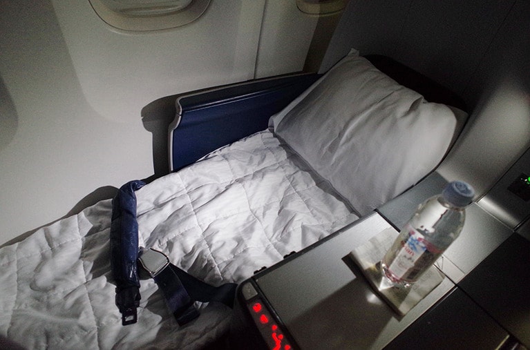 食後はフルフラットのシートでぐっすり休むことができる。