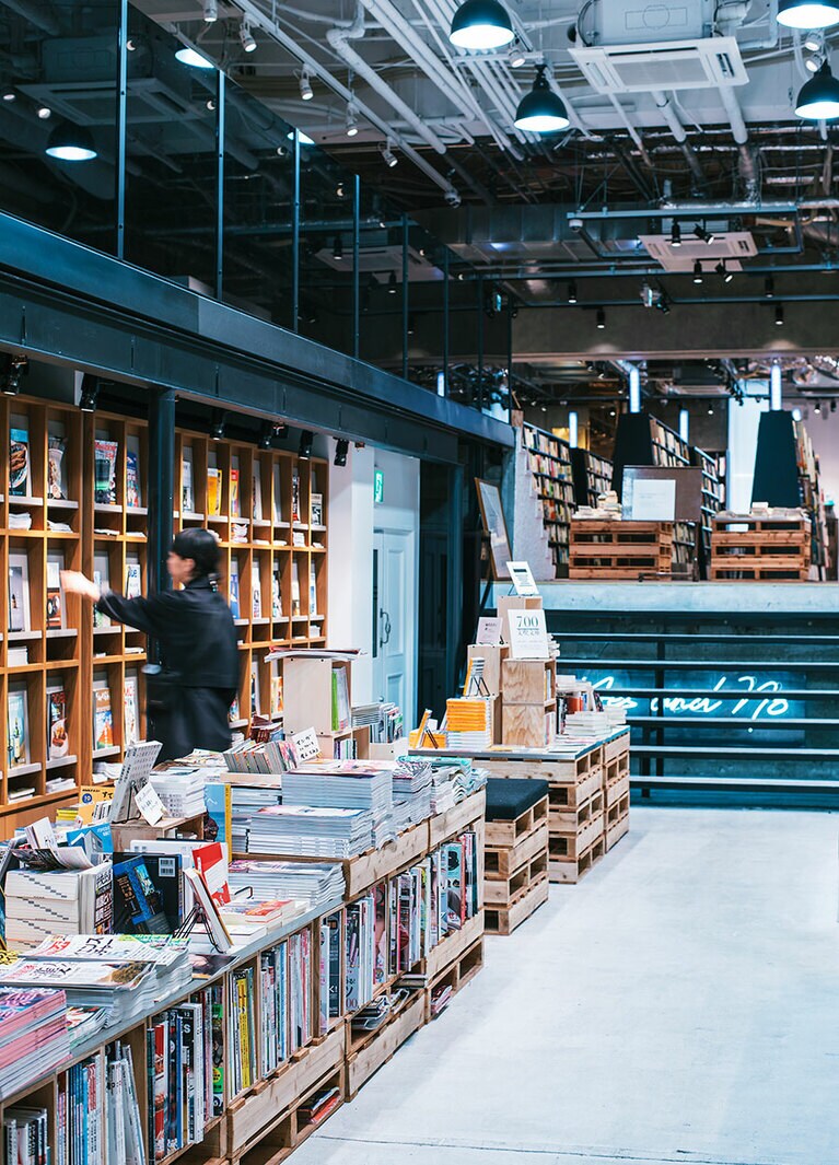 (C) 入場無料のエントランスフロアには約90種類の雑誌が並ぶ。