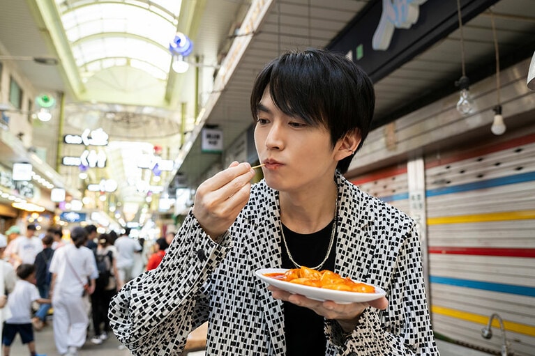 気になるお味は……？　「けっこう辛い！　でもトッポギの弾力がすごい！　日本で食べるのと全然違う！」