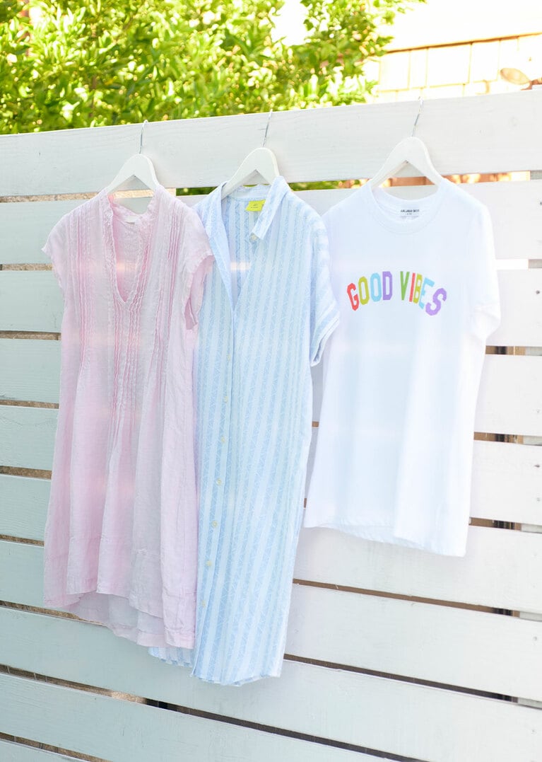 左から：シャツ 230ドル、175ドル、Tシャツ 42.50ドル。