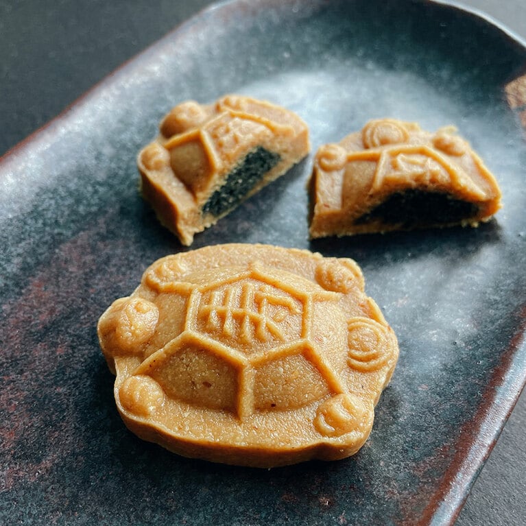 亀の甲羅には「寿」の字が入っています。