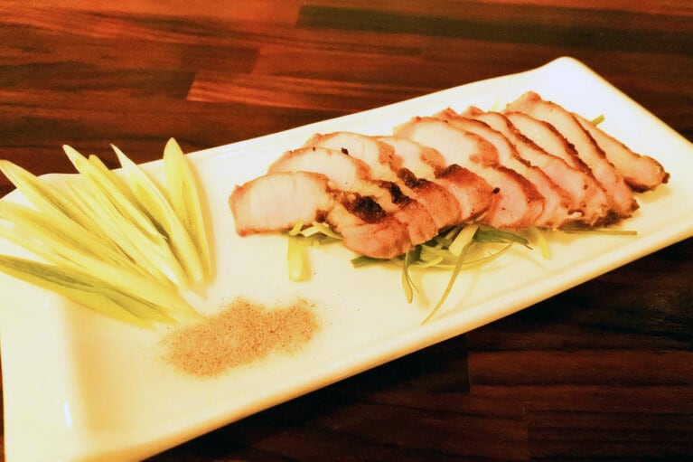 ほどよい塩加減「鹹豬肉(塩漬け焼き豚肉)230元」はお酒が進むおいしさ！