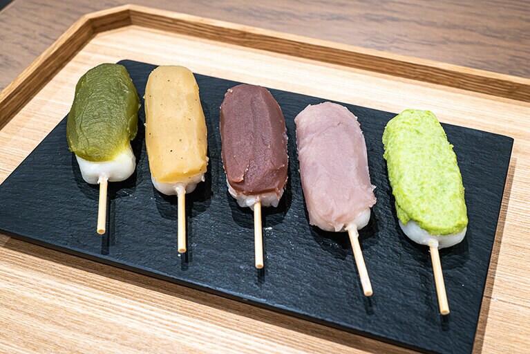 「日比谷 五街道団子」5種1,300円。左から／抹茶餡（東海道・静岡）、栗餡（中山道・長野）、イチゴ餡（日光街道・栃木）、赤ワイン餡（甲州街道・山梨）、ずんだ餡（奥州街道・宮城）。