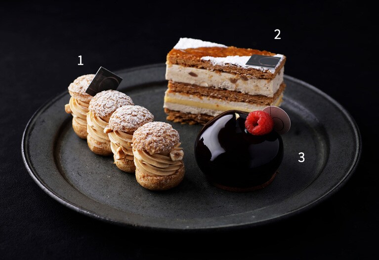 1：「エクレール プラリネ」ヘーゼルナッツの香ばしさいっぱいのエクレア。 680円。
2：「ミルフィユ マロン ユズ」ラム酒が香るマロンクリームのミルフィーユに、ユズクリームの酸味と香りがアクセント。 620円。
3：「ミニュイ」ブラックベリーのチョコレートムースに、ベリーのジュレとブラックベリーティーのクリームを忍ばせて。600円。