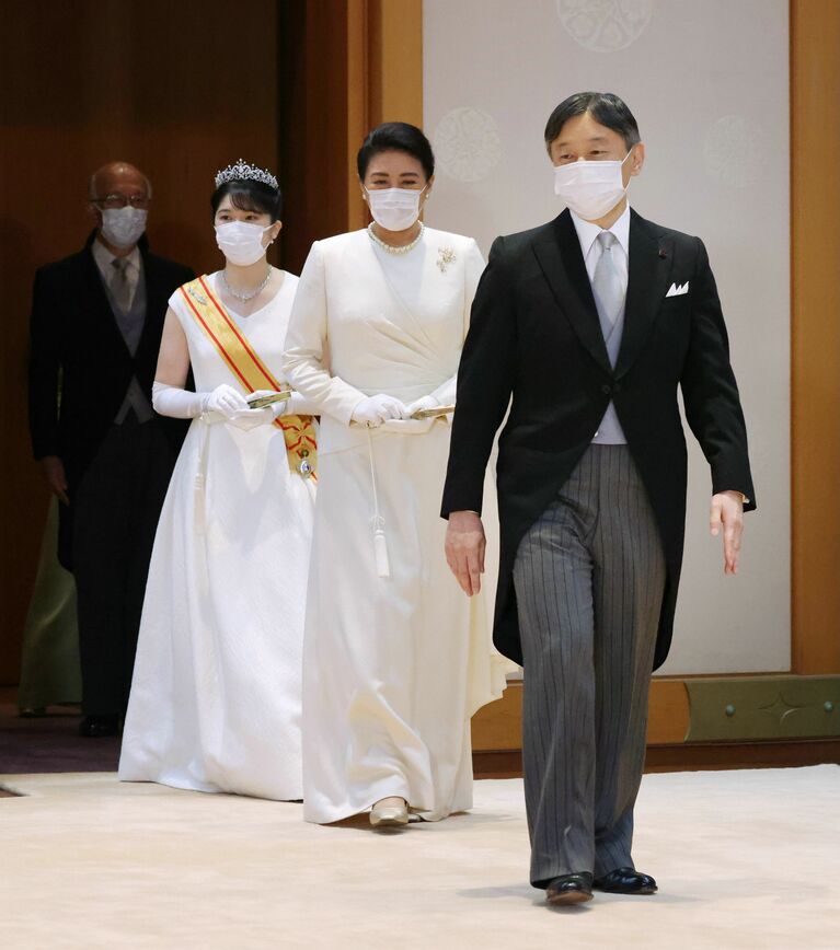 岸田文雄首相ら三権の長から祝賀を受けるため、皇居・宮殿「梅の間」に入られる天皇皇后両陛下と愛子さま（代表撮影）　©時事通信社