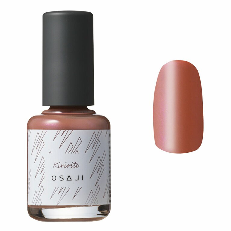 41 Kiririto〈きりりと〉。こっくりしたピンクブラウンに見えながら、実はネオンのようなメタリックなツヤが。手元を引き締めてキレイに見せる効果も高い。