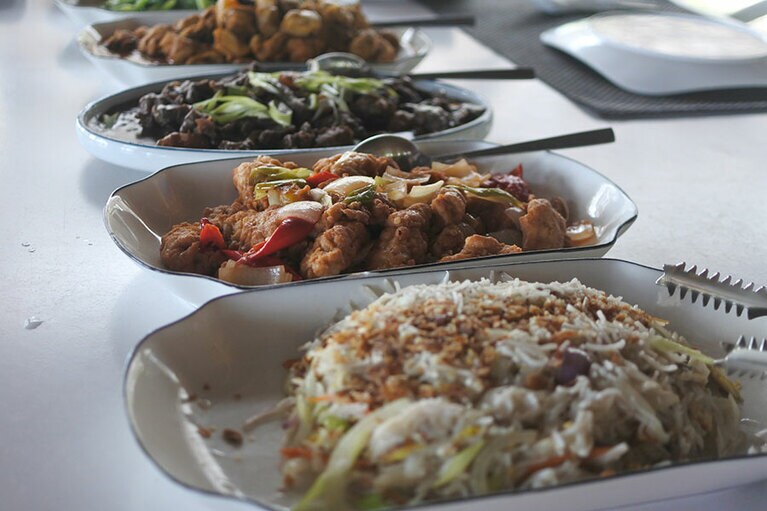 ランチのメニュー。どれも日本人の口に合う味付け。