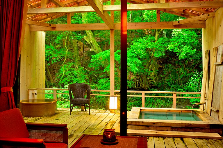 河津七滝 渓流温泉茶寮 水鞠-MIZUMARI-［静岡／河津七滝温泉］客室露天風呂。