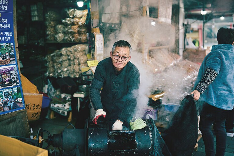 チャガルチ市場、忠武洞海岸市場、忠武洞夜明け市場で出会えるアジェとアジメの笑顔は釜山の旅の楽しみの一つ。アジェは釜山の方言でおじさん、アジメはおばさんのこと。