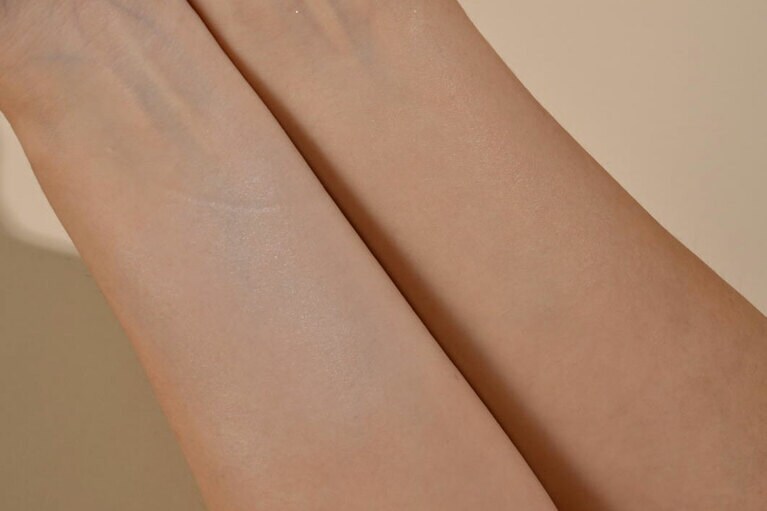 左にBU300、右にYE401を塗布。少量で伸びも良く、コスパもバッチリ。