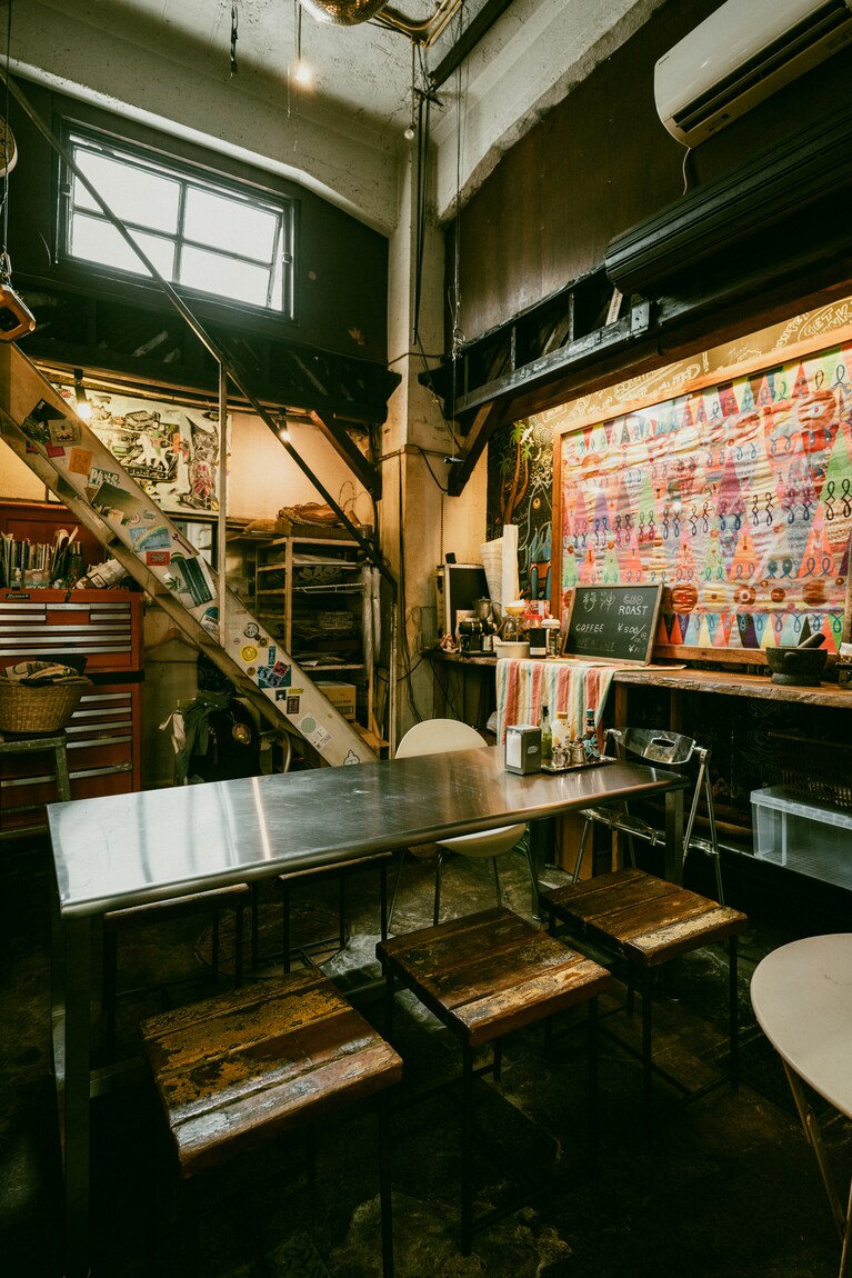 店内は思いのほか天井が高く、不思議と落ち着く空間が広がる。