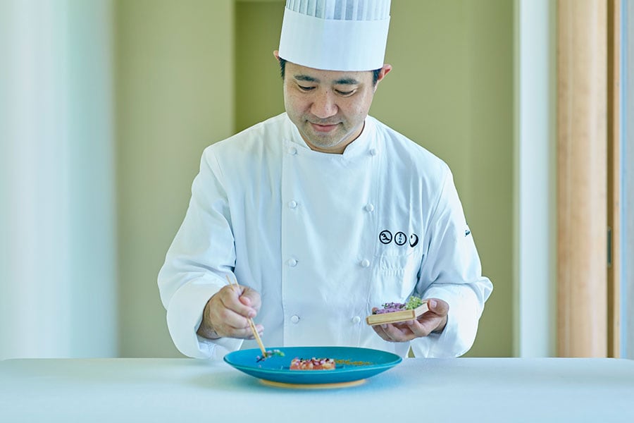 星のや竹富島の中洲達郎総料理長は、地元の食材を見極める確かな目と、使用する食材を自ら探す行動力で知られる。2011年にフランスで最も権威ある大会「ボキューズ・ドール」国際料理コンクールにおいて、日本代表、アジア代表として出場した経験を持つ。