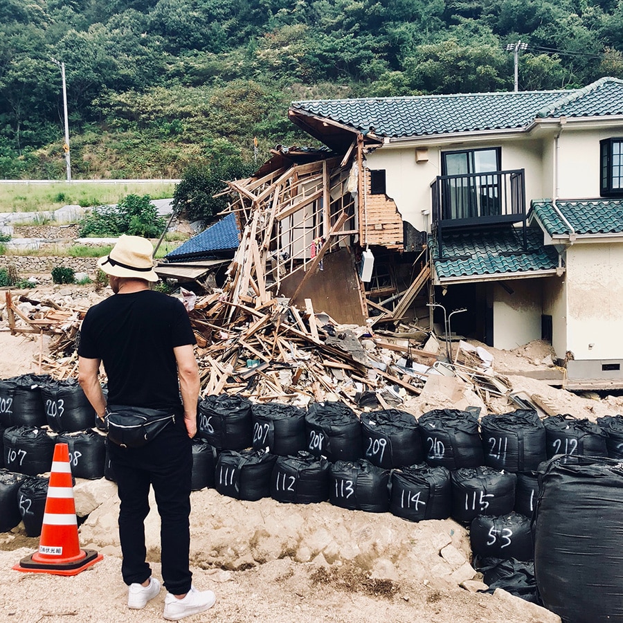 8月末、寄付先となる西日本豪雨の被災地を訪ねた片山さん。「すでに豪雨から1カ月半以上たっていて、報道もボランティアも少なかったです。でも現地はまだ未来が見えないような状態。少しでも力になれればと改めて思いを強くしました」(片山さん)