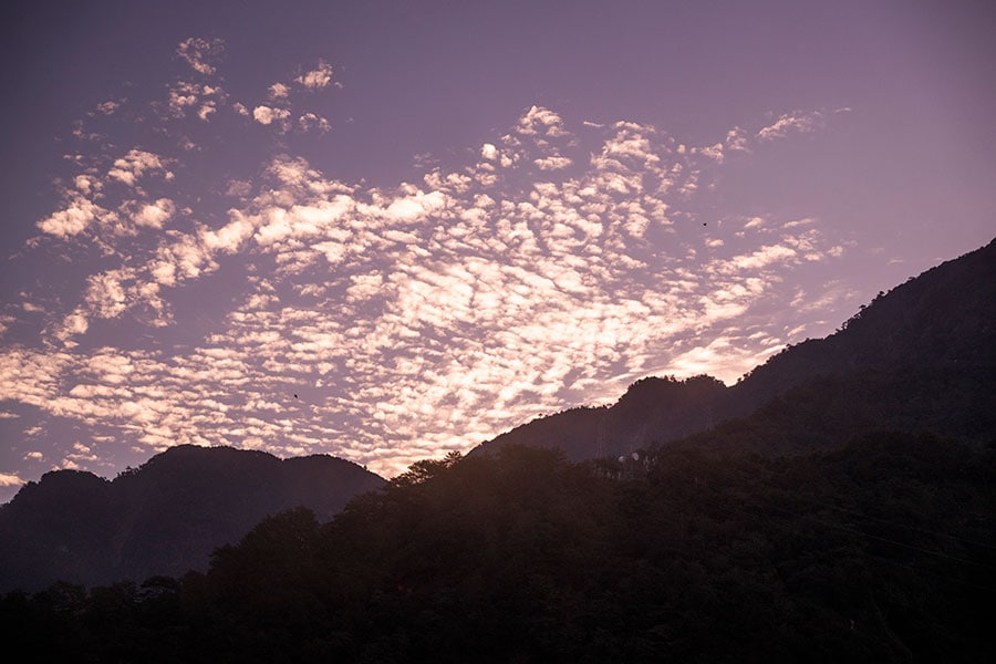 日没直後の空と山のシルエットも美しく、思わず見入ってしまう。