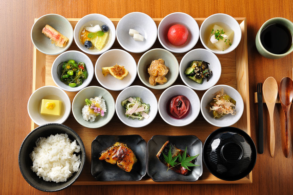 翌朝は、すがすがしい気分で朝食を。人気は、随所に京都らしさを華やかにちりばめた「和食膳」。