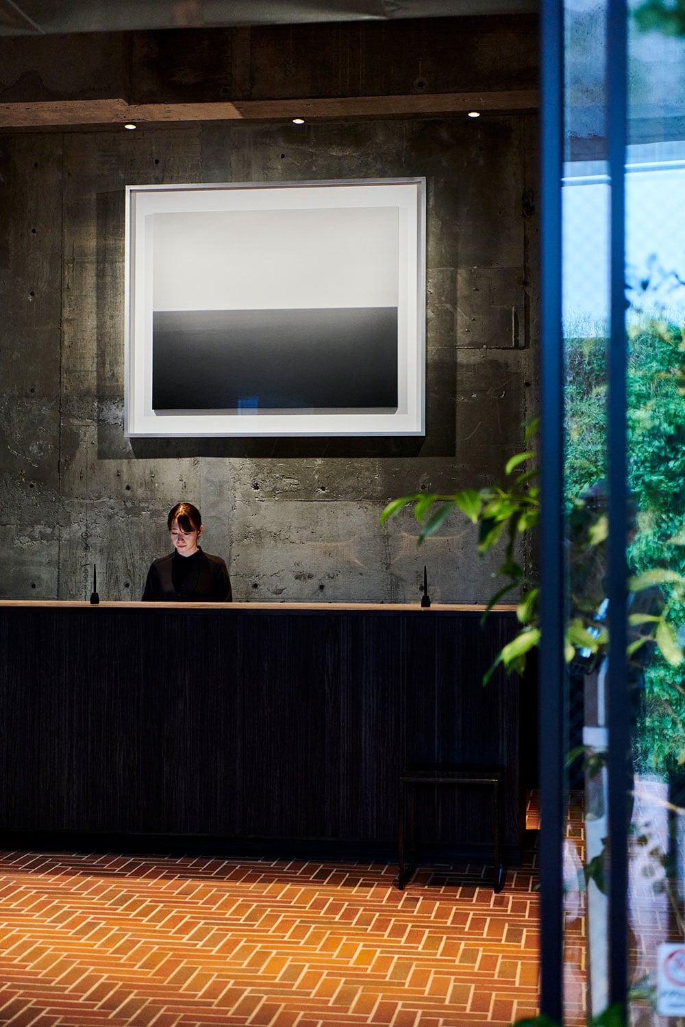 「ホテルが地域に活力をもたらすように」という願いを込めて飾られた杉本博司の《ガリラヤ湖、ゴラン》がゲストを迎える。