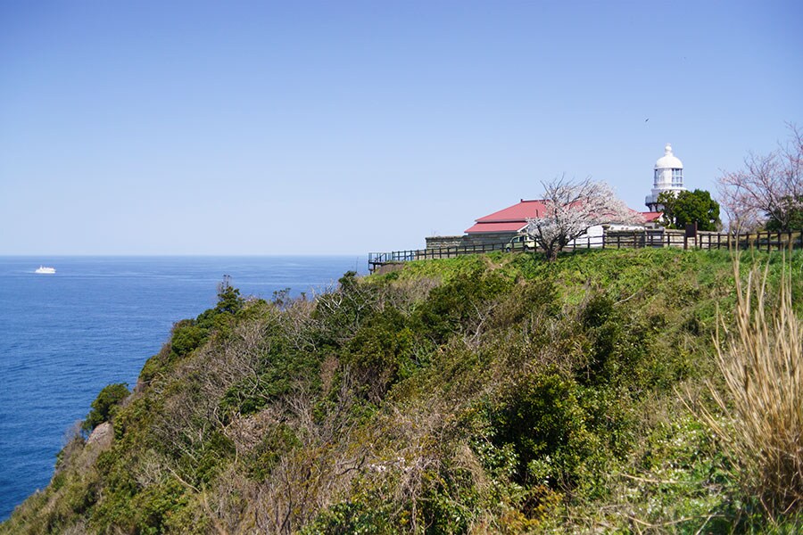 灯台自体は14メートルだが、海抜73メートルの岩上にある。