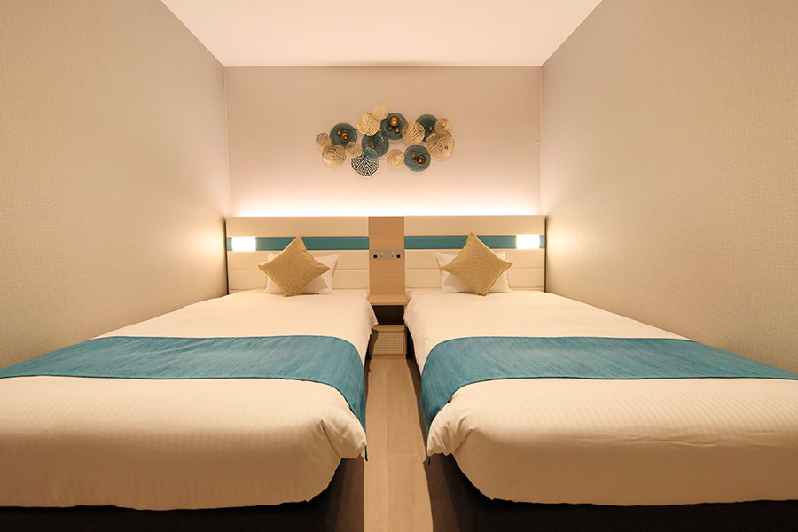 ベッドルームは、どのタイプの部屋も海や空の青をアクセントカラーにしたデザイン。