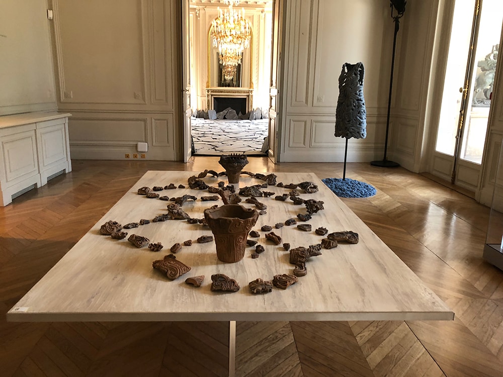 縄文土器の破片を並べたテーブルでは、造形の細部を観察することができる。infinity＝永遠、を表す配置がユニーク。