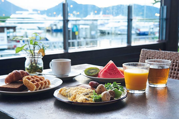 ブッフェ形式の朝食も港を眺めながら。