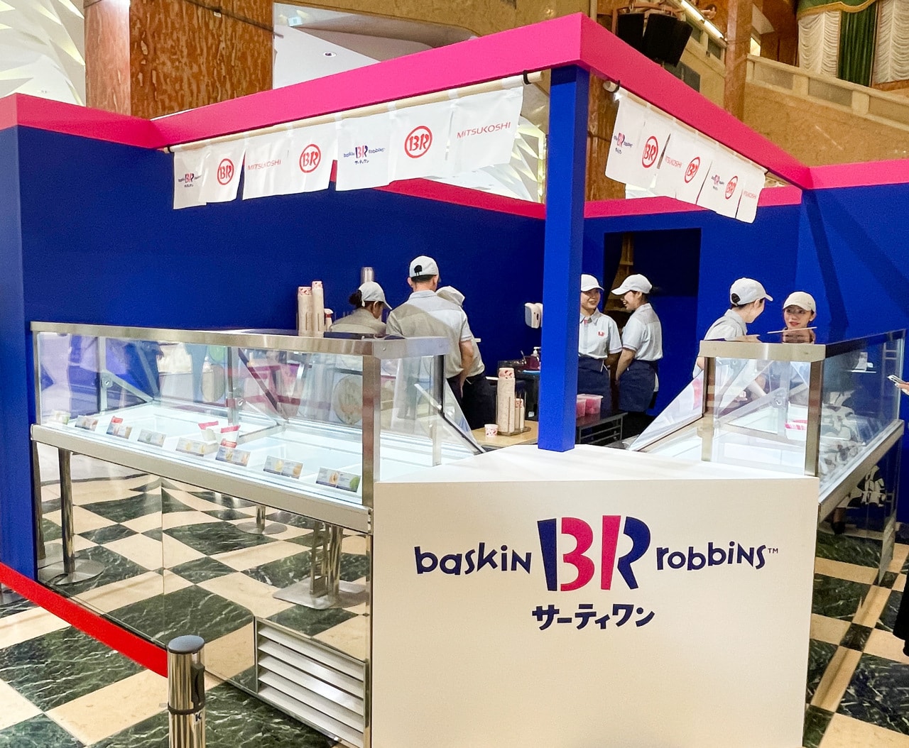 サーティワン アイスクリームと日本橋三越本店がコラボレーションした期間限定店舗「サーティワン三越」。