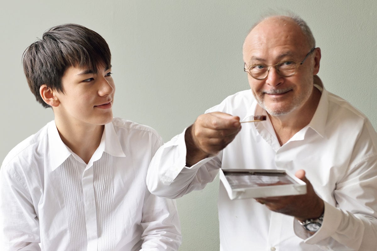 水ようかん（大800円）を味わい、「軽い！　おいしい！」「食感がやわらかくて、たまらないね」と、親子で笑顔に。