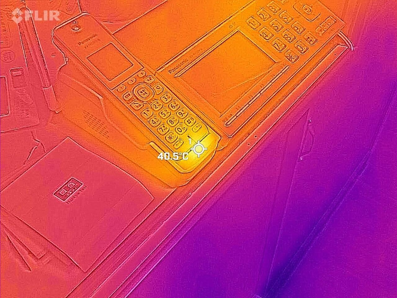 電話機やFAXは、本体が40℃を超えることはまずありません。ワイヤレス子機のバッテリが熱を持つことがあるくらいです