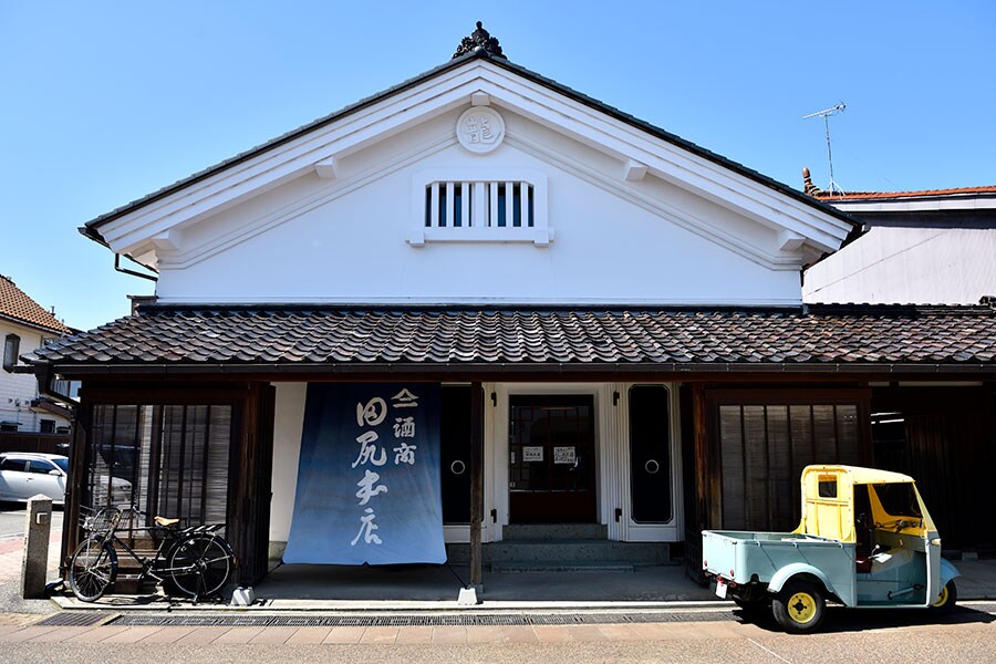 【酒商 田尻本店】外観。