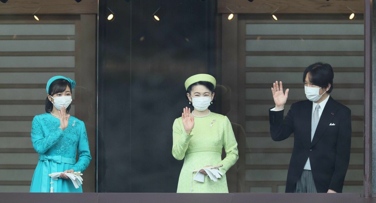 天皇誕生日の一般参賀で手を振られる秋篠宮ご夫妻と佳子さま　©時事通信社