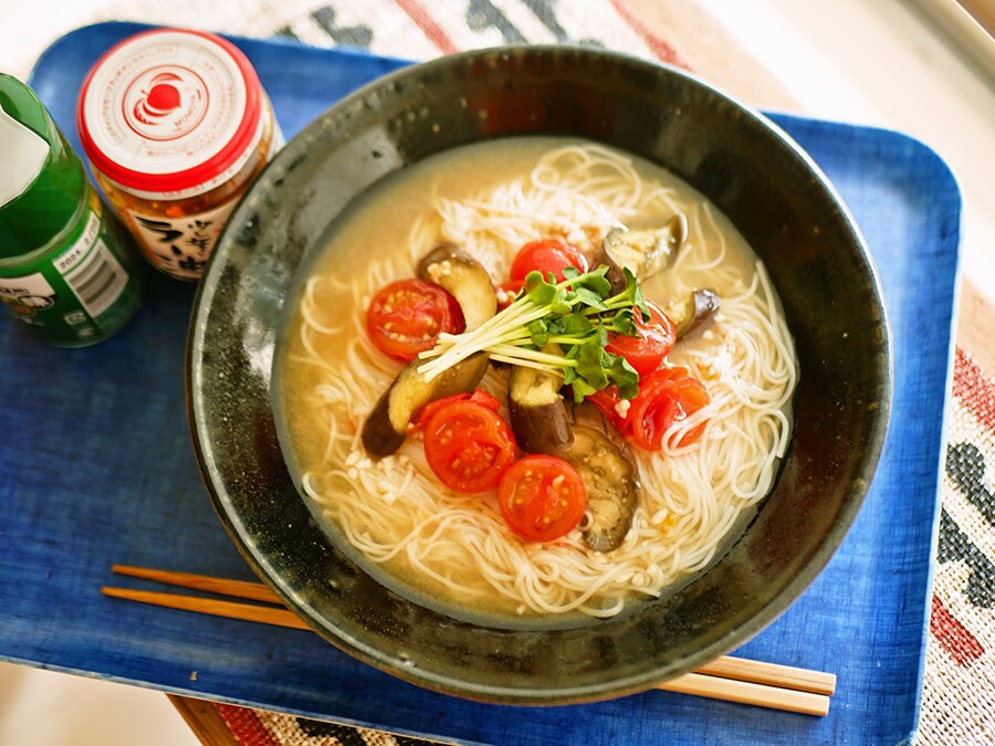 そうめんか冷や麦に冷たい味噌汁をかけてぶっかけ風に。