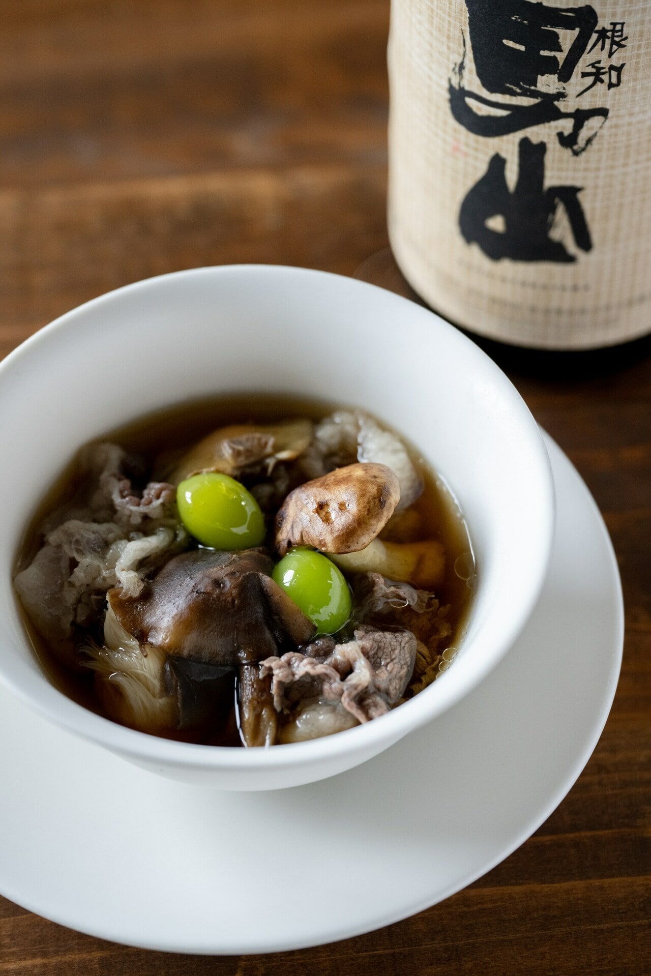「天然キノコと月の輪熊のスープ」。地元の銀杏も加えたスープには、イッポンシメジ、サクラシメジ、ハタケシメジ、センボンシメジ、ショウゲンジといった出汁がとれるキノコがたっぷり。