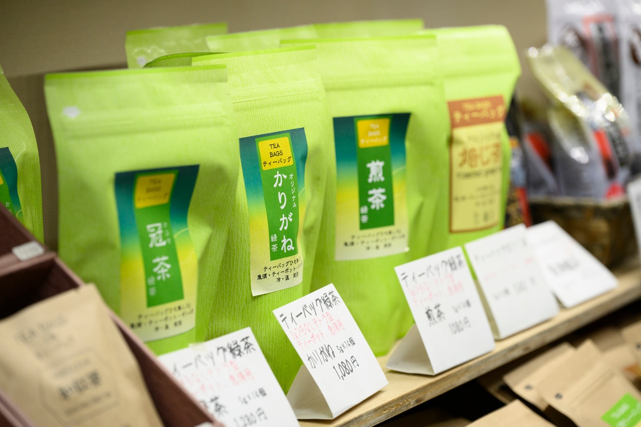 急須を持つ家庭が減る傾向にある昨今のニーズに合わせ、現在はティーバッグのお茶を中心に取り揃えるようにしているという。
