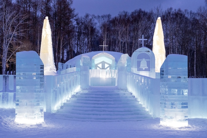 氷の教会で挙式、氷のホテルで宿泊！氷のレストランにバー、ブティック