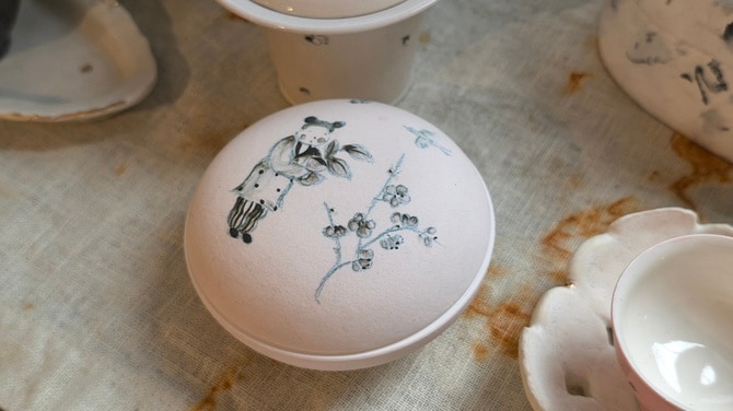 中華風の女の子が描かれた小物入れ。