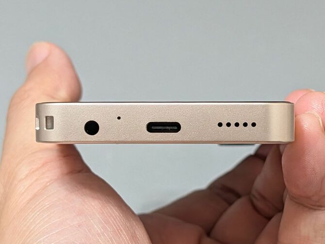 底面にはUSB Type-Cポートのほかイヤホンジャックを搭載。さらに左端にはストラップホールを備えます