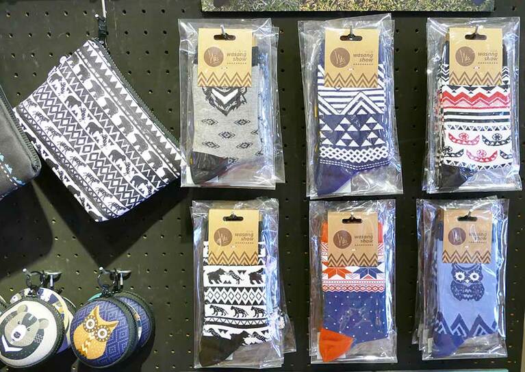 【花生騒(ホワセンサオ) 】靴下 199元。ひとつひとつの模様に興味深い意味が込められています。